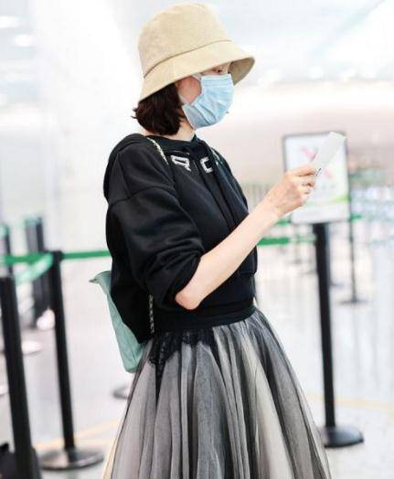 程莉莎穿搭技巧:颜色虽然很多人都多越简约的颜色越减龄,亮色系只会