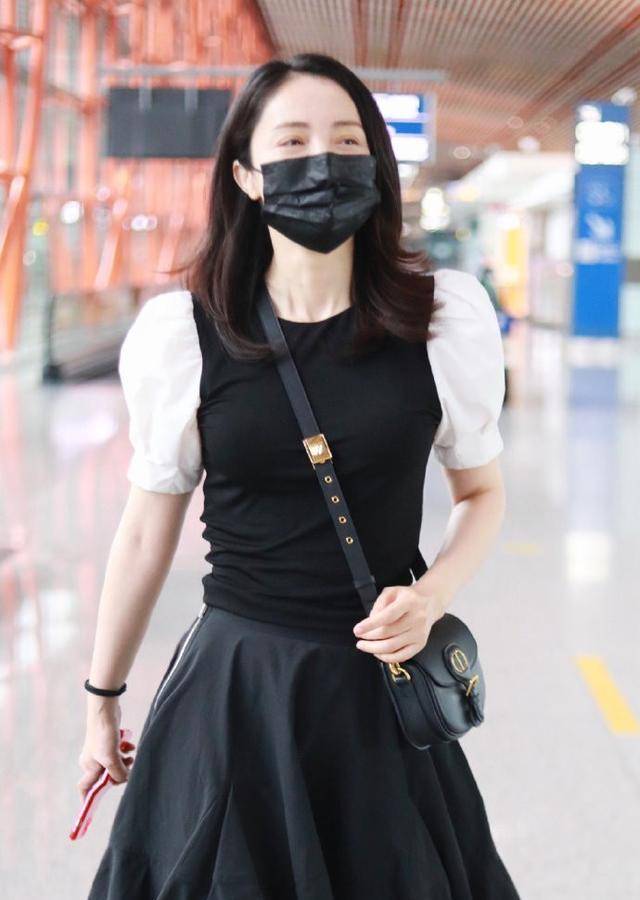 原创40岁董璇气质越来越好穿黑白t恤短裙少女感十足皮肤白美吸睛