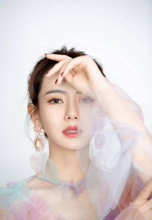 戚哥这回不man了,一身彩虹色裙装扮起小女人,透视薄纱太大胆_戚薇