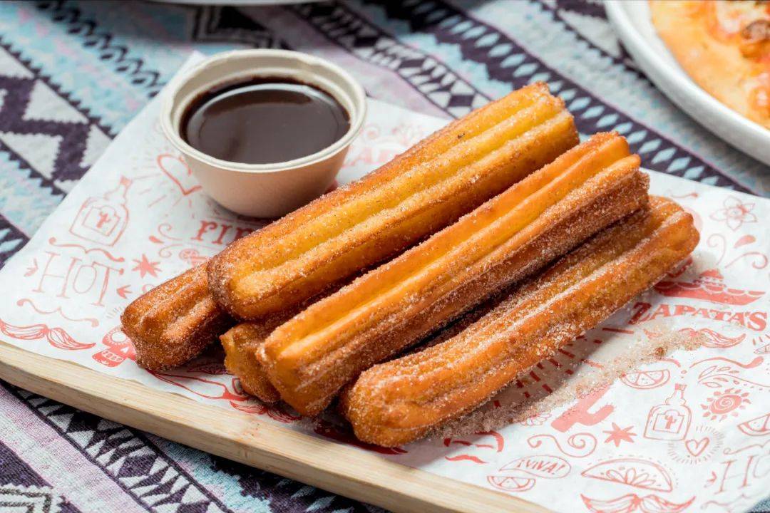 再来个甜品收收尾,刚出炉的墨西哥小油条外酥里嫩好诱人,入口还带着
