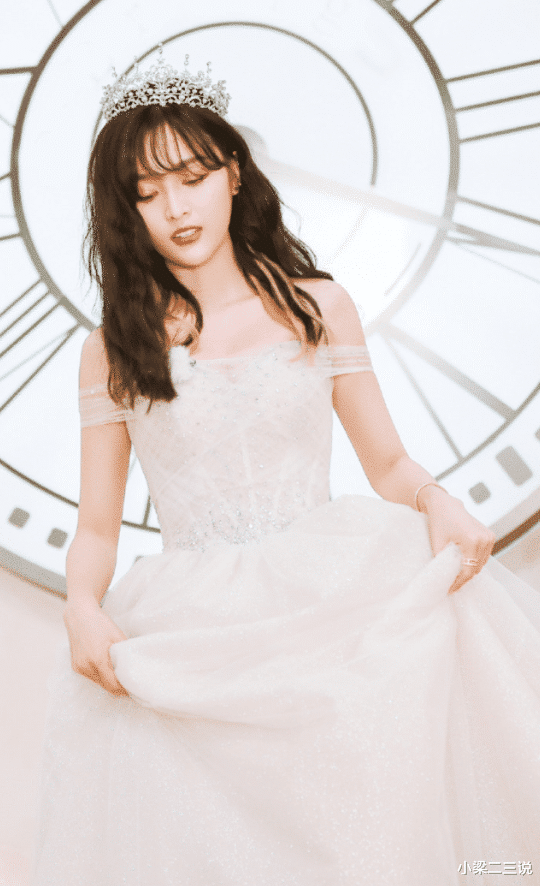 原创吴宣仪放出婚纱照在她拎起裙摆侧身那刻没错是心动的感觉