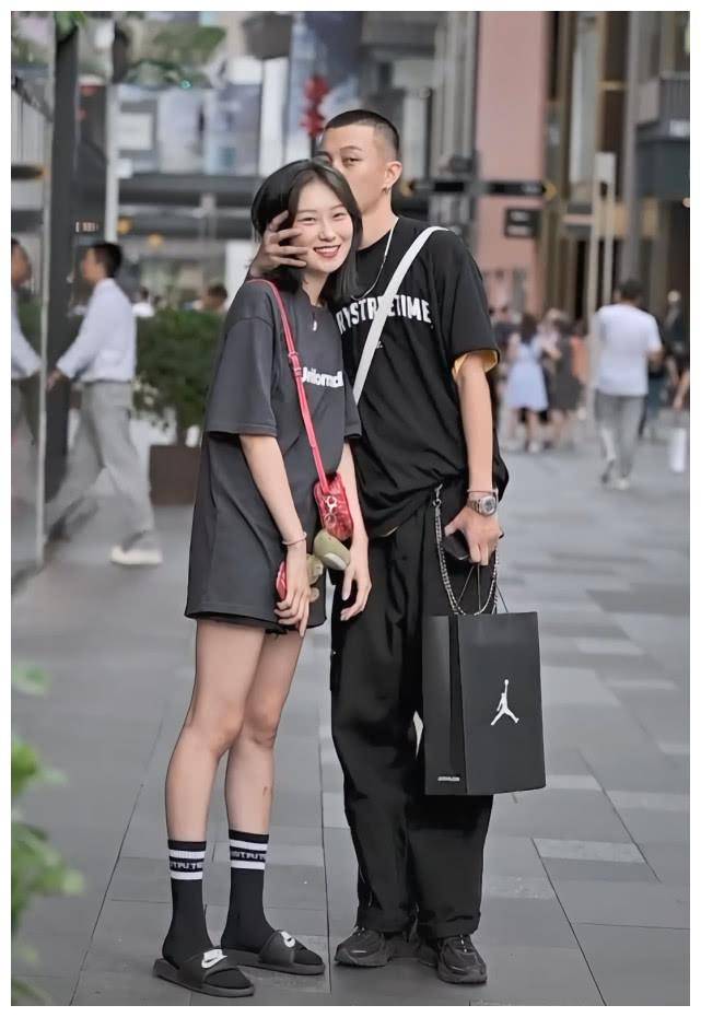 男生为显女友腿长,穿拖地"颓颓裤"的样子是真爱无疑了,甜齁!