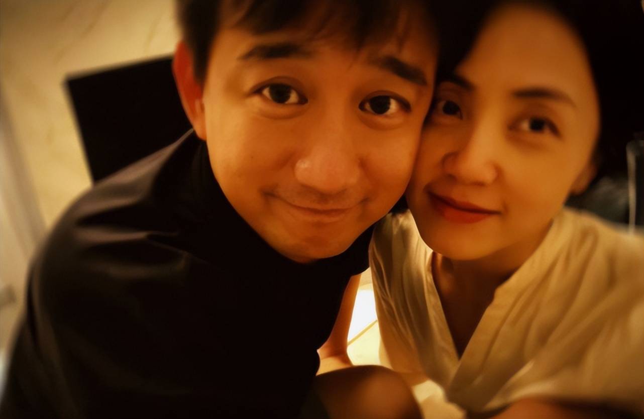 孙莉晒二女儿近照,9岁多妹涂大红唇穿旗袍
