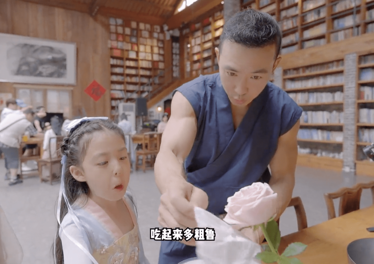刘畊宏晒女儿中国风庆生视频,小泡芙从小美到大