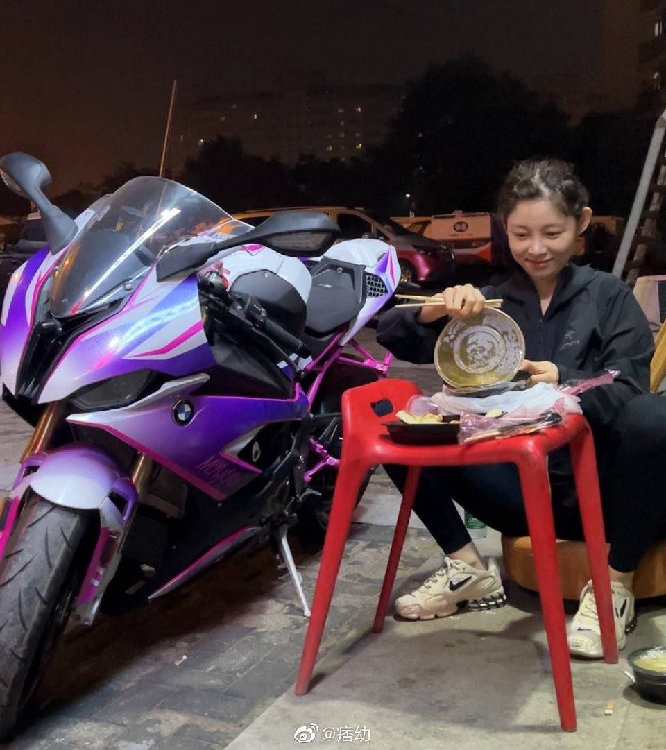 霸道的摩托纤细的身影机车女神痞幼带你乘风而行