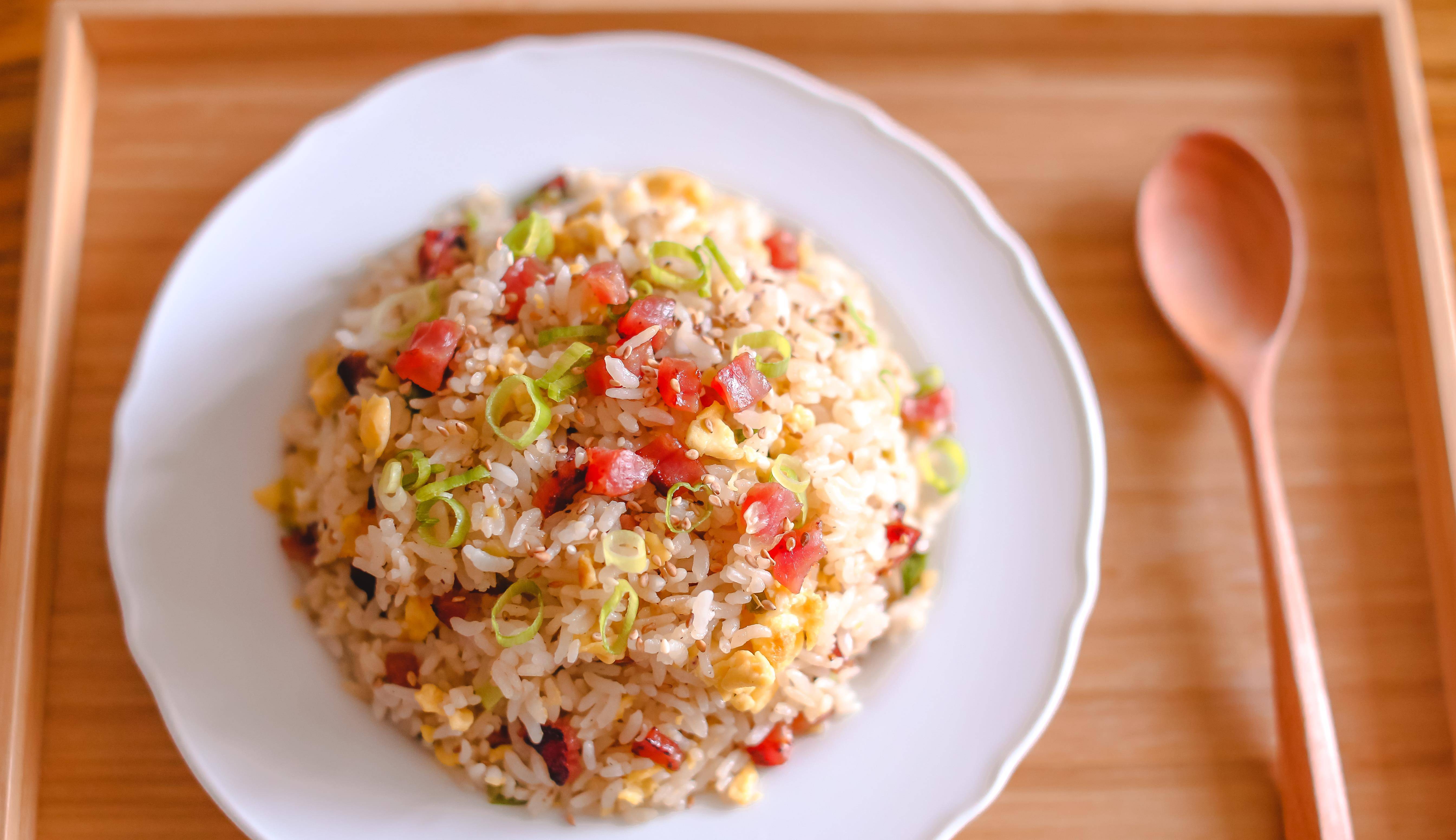 香肠炒饭香而不腻,加入绍兴酒味道别具一格,好吃到无法停下来_操作_丁