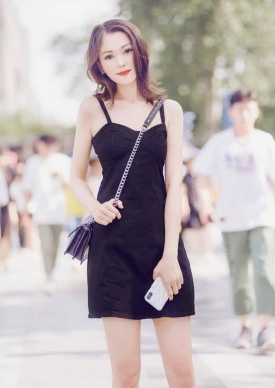 街拍,黑色的连衣裙优雅大方,提升了时尚美女的气质与品位