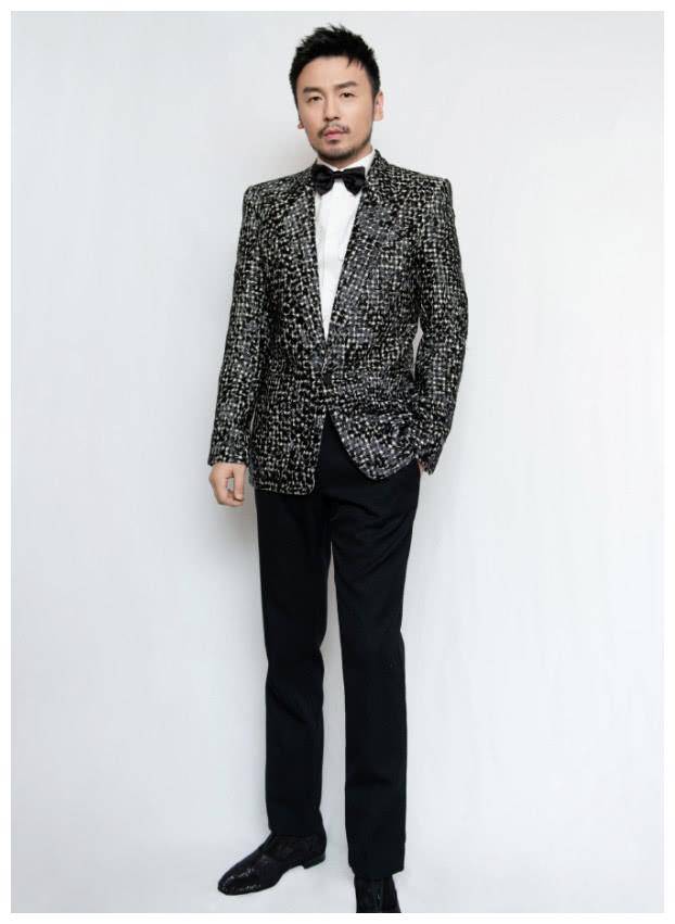 这还是我们认识的雷佳音?不过是换个发型,头小了,还显嫩十岁!