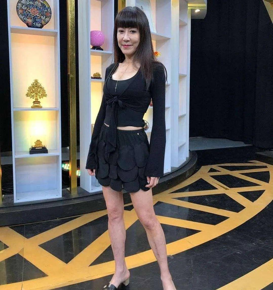 52岁与26岁小鲜肉恋爱,今60仍时尚_罗霈颖_康熙_狄莺