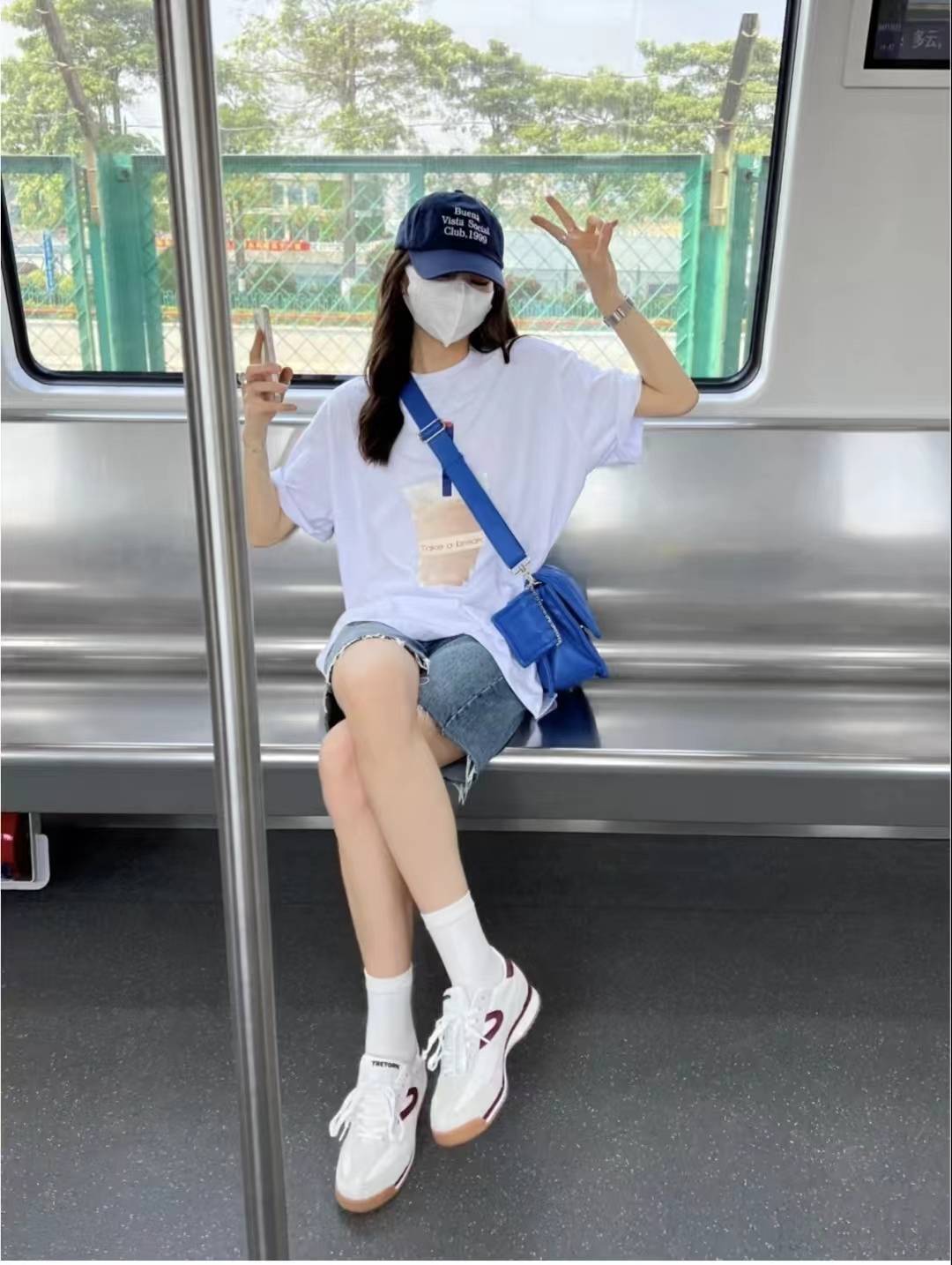 还有个可可爱爱的子母包,白色中筒袜加运动鞋也是休闲清爽穿搭