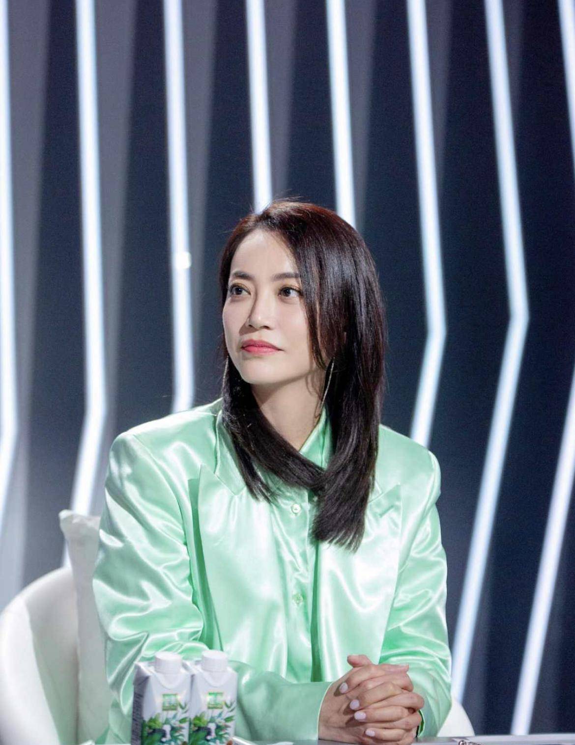 原创霍汶希真是商圈女神一身黑色套装干练利落气场全开好惹眼