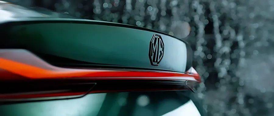 選用歐陸綠色調，Actros黑標字符串第一款車款重新命名為MG7
