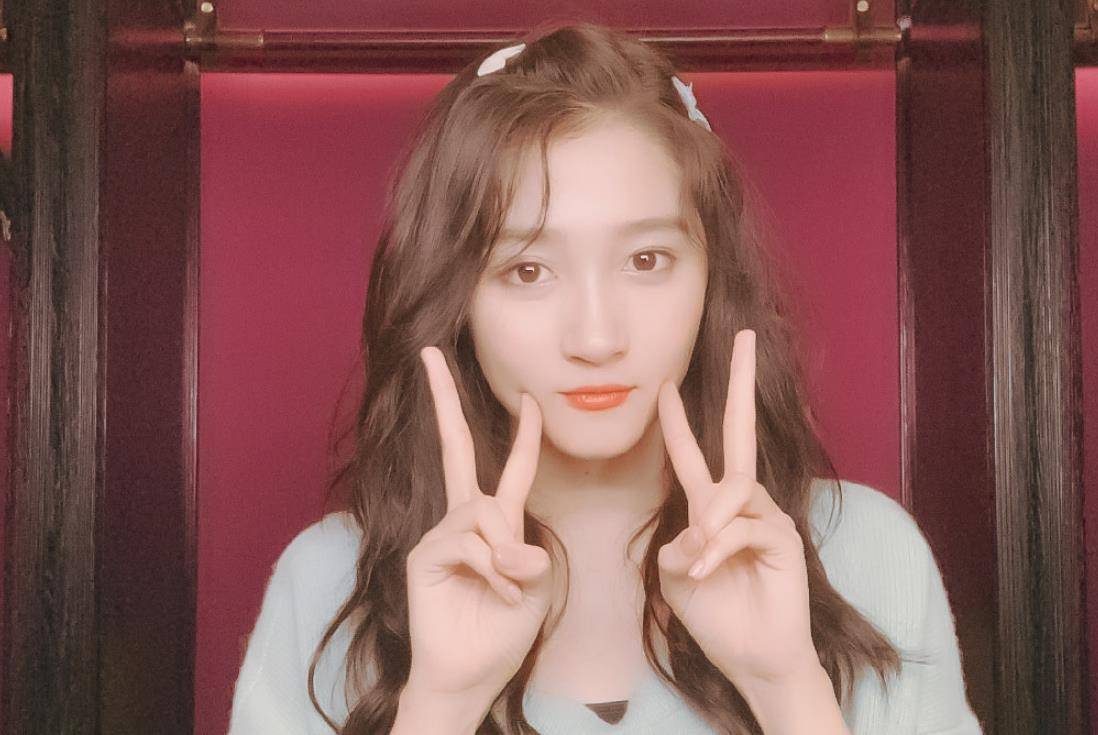 关晓彤与鹿晗情头不算啥,爱情观才是重点!明星好友真不多!