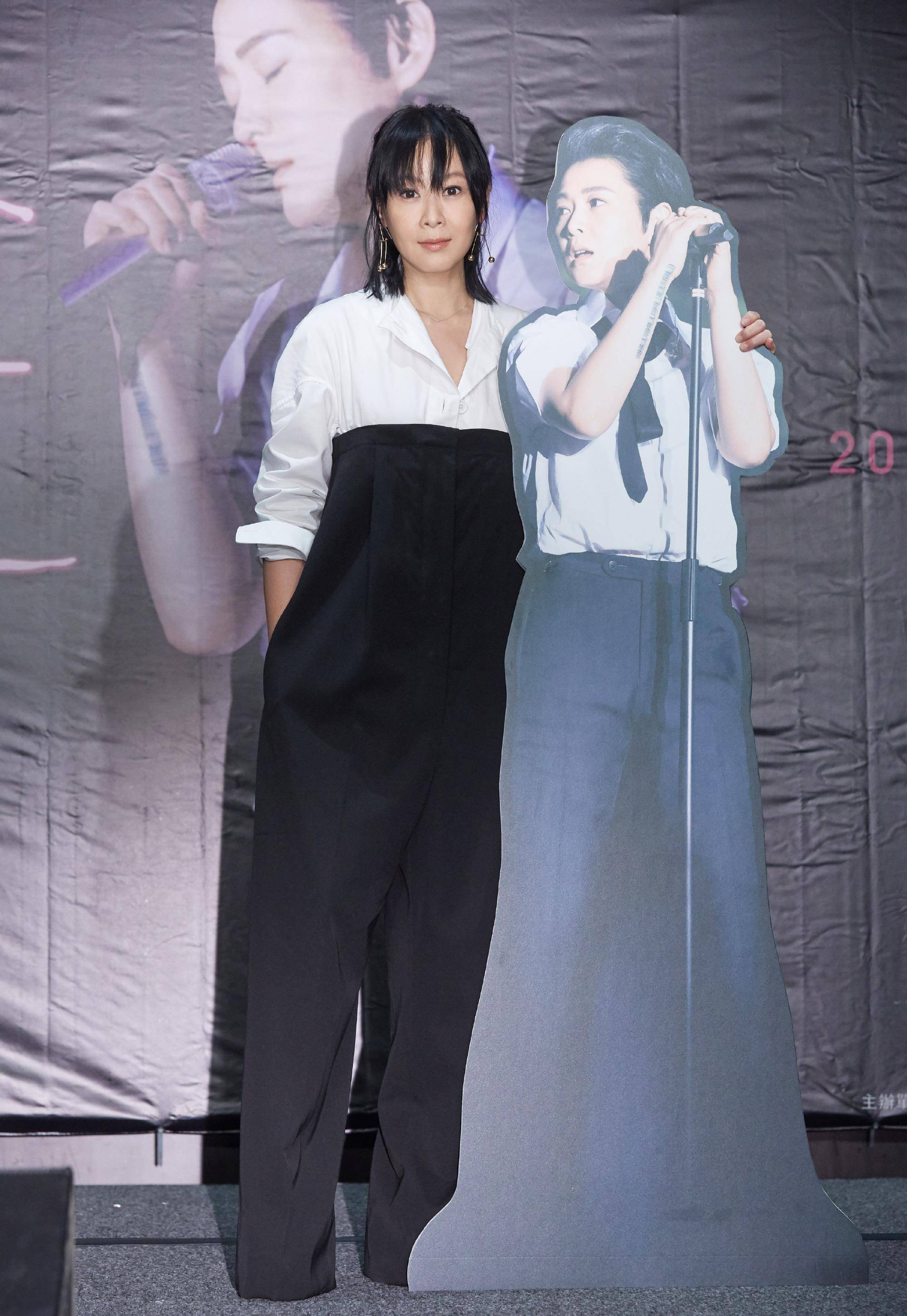 50岁刘若英素颜现身机场,私服穿搭太真实接地气,美得很随性_气质_黑色