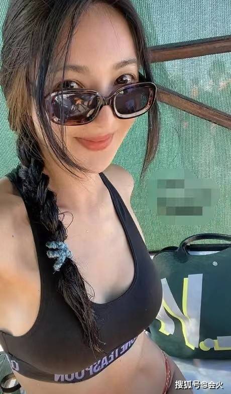 曹格老婆罕晒性感美照!一双美腿沾满沙子