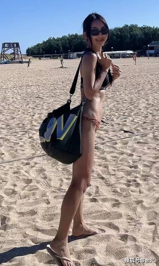 曹格老婆罕晒性感美照!一双美腿沾满沙子
