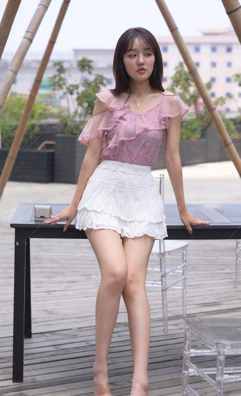 原创年轻女孩夏天多穿短裙再运用糖果色搭配减龄又凸显青春气质
