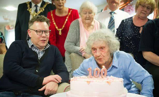 英国100岁奶奶过人生中第25个生日连重重孙子都来参加生日会了