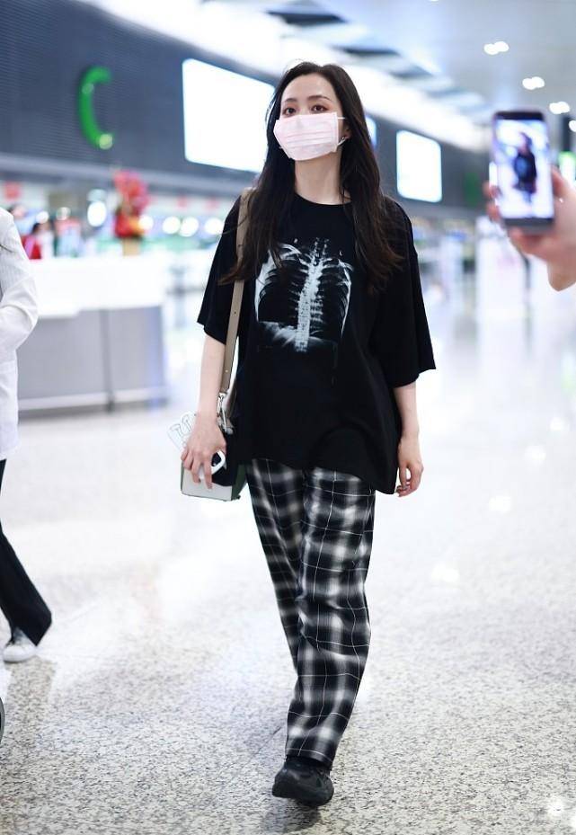 张靓颖穿黑t格子裤,气质慵懒身材高挑,一点也没女明星架子_黑色_时尚