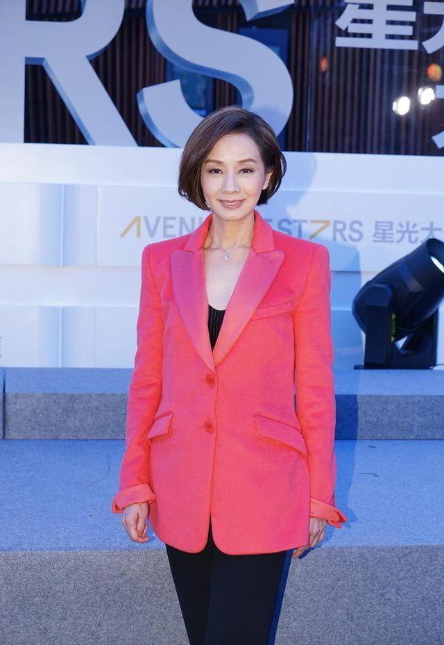 60岁毛舜筠气质出众,穿粉色西装高级优雅,波波头精致时髦_的设计_黑色