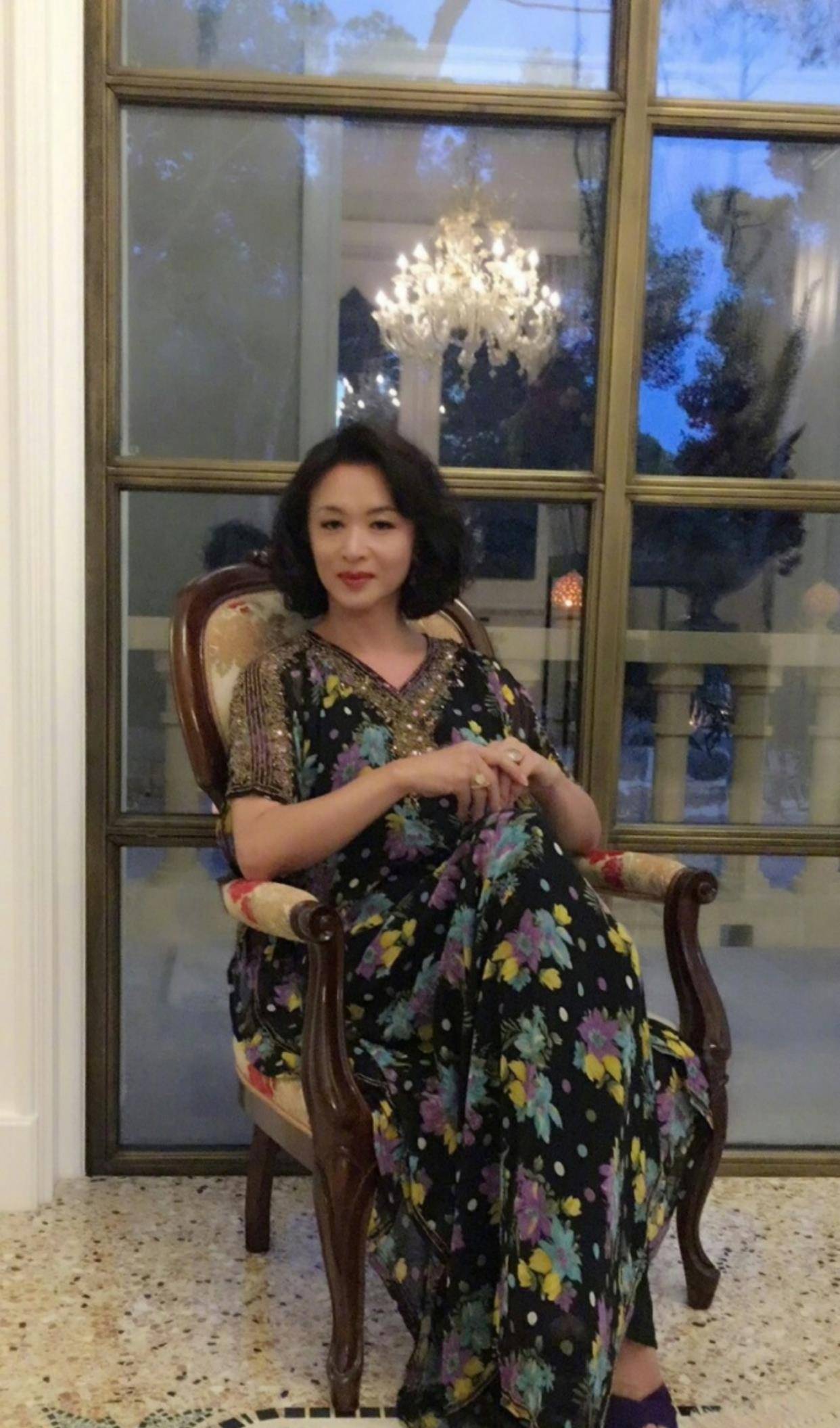 原创金星难得化大浓妆穿薄纱上衣配时尚裙好妩媚女人味藏不住了