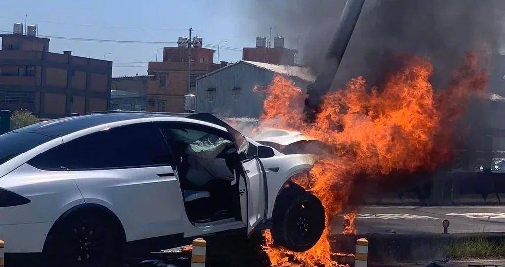 林志颖父子车祸 特斯拉烧成废铁 脚卡住险被烧死_儿子_救援_明星