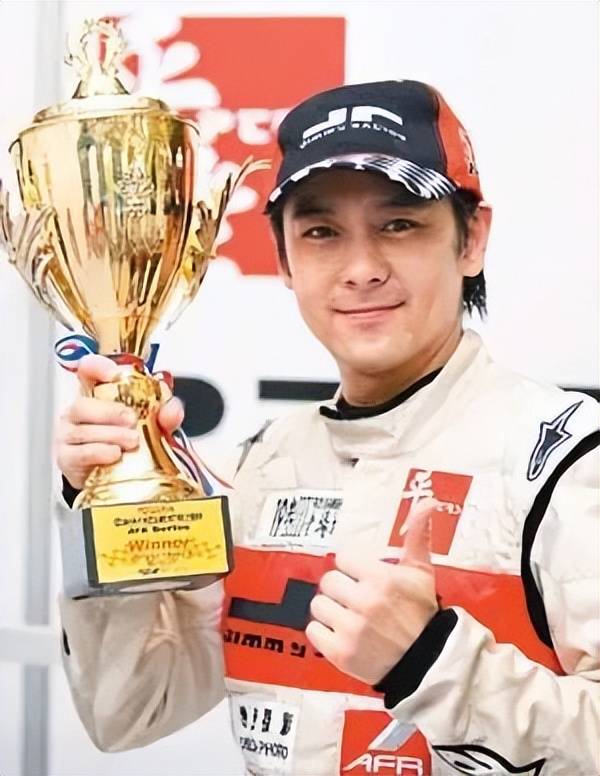 娱乐圈五位赛车手,韩寒双料冠军,郭富城有车队,成龙直接办比赛_林志颖