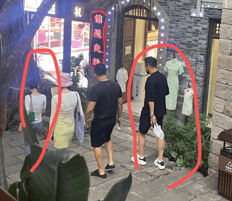 汪小菲直播落泪称想孩子,自曝和大S就是不给见孩子们