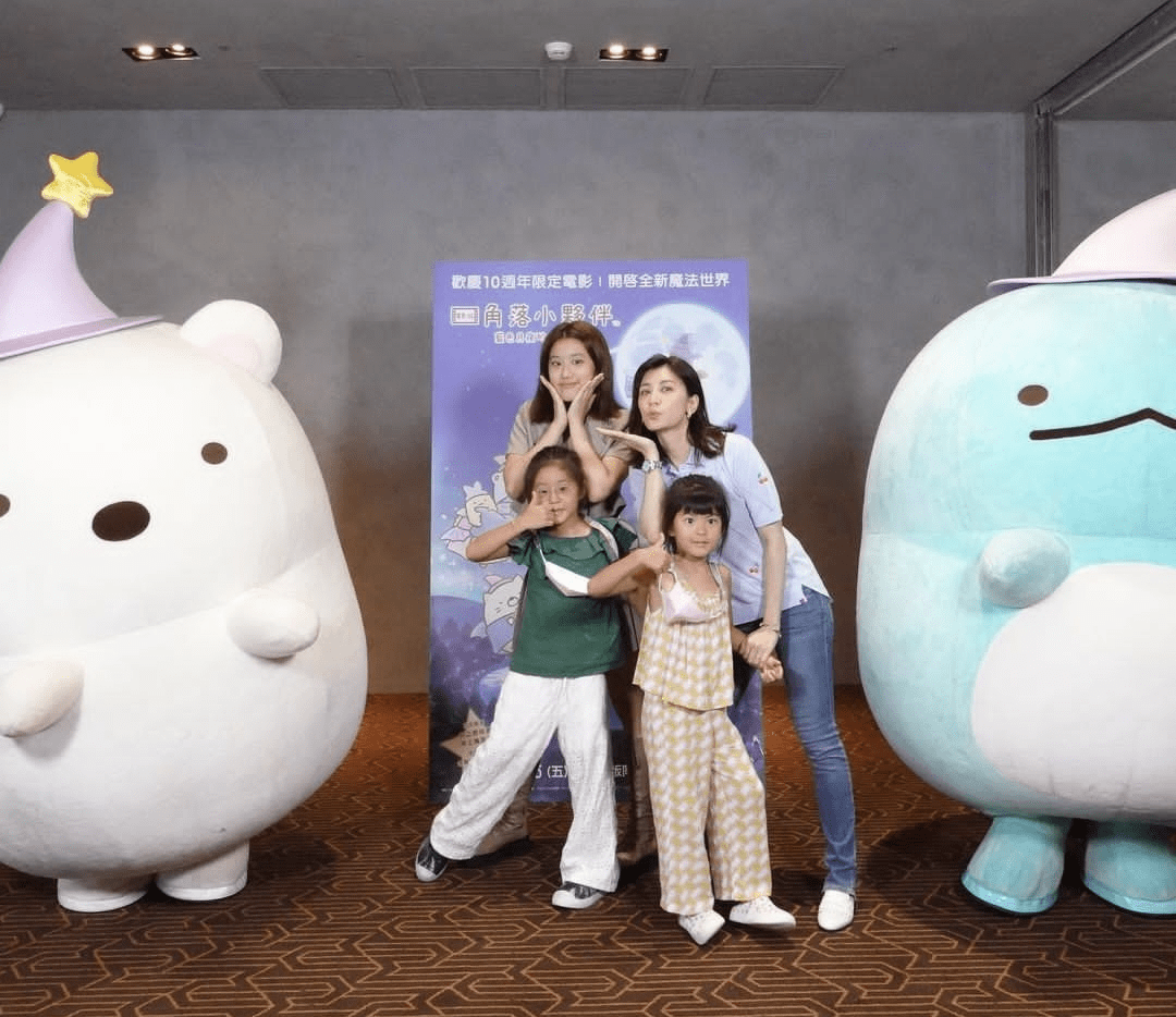 助力女儿进娱乐圈?贾静雯母女同台似同龄人