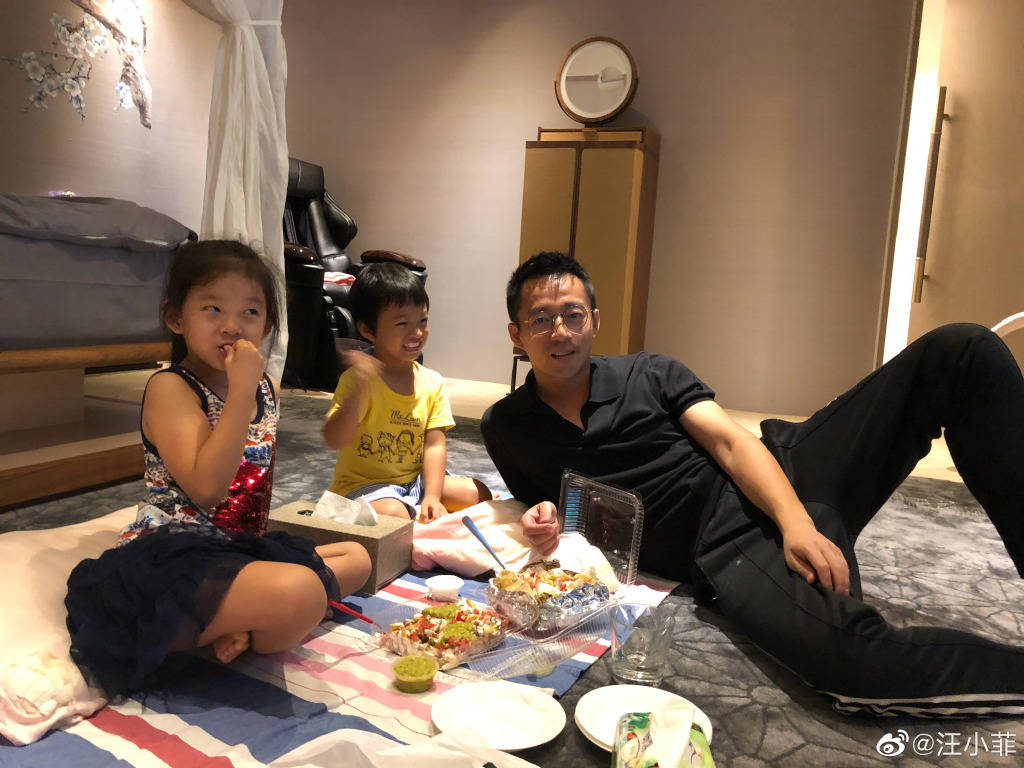 汪小菲直播落泪称想孩子,自曝和大S就是不给见孩子们