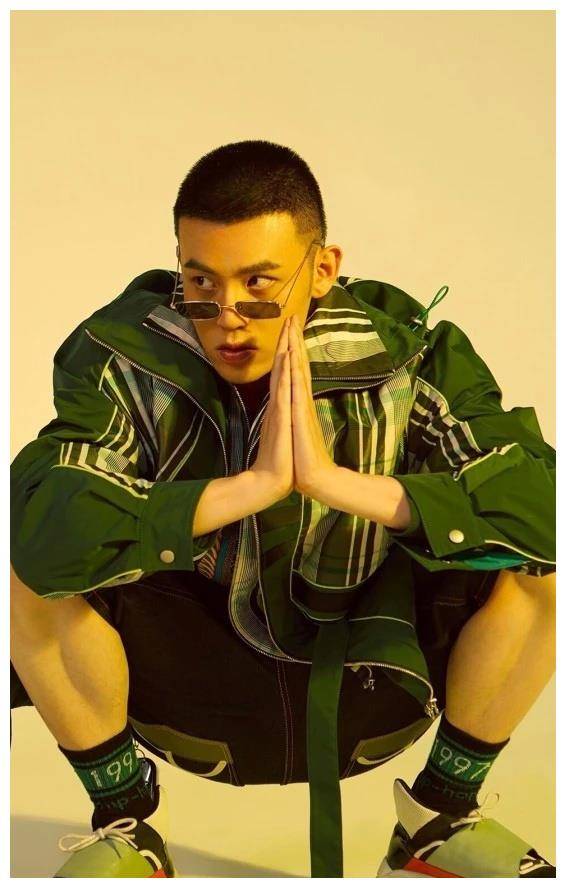 有一种酷炫叫欧强剪寸头配上军绿色服装帅到不敢认