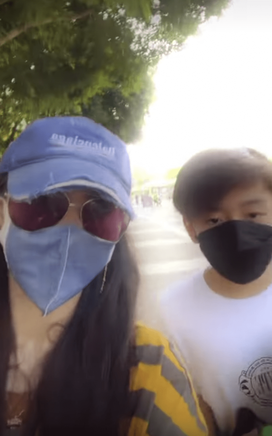 张柏芝带次子外出,让小Q拎所有物品不溺爱