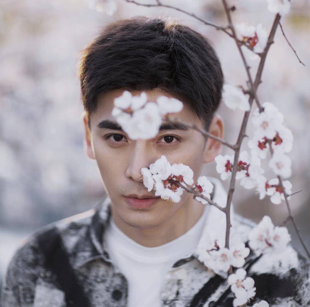 但王子睿出道以来一直有人说他长得像霍建华,他俩的五官气质非常相似