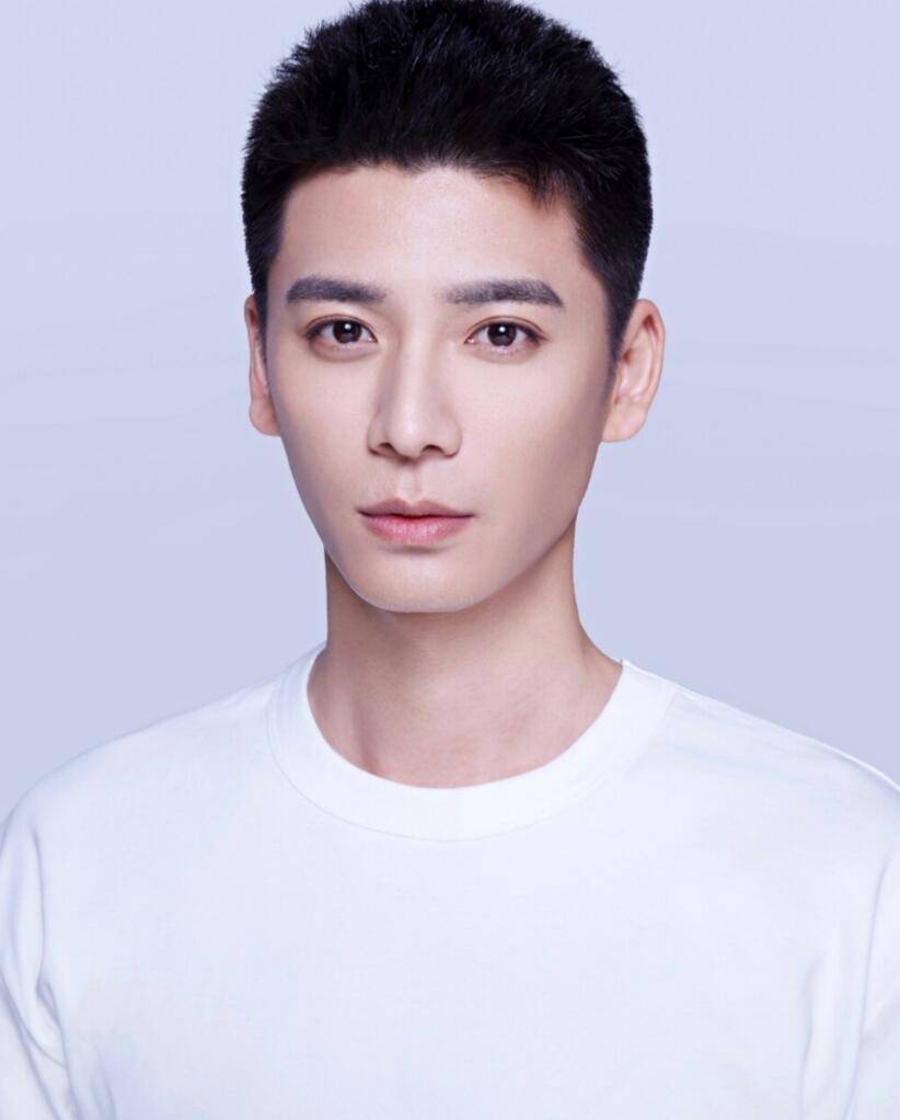 但王子睿出道以来一直有人说他长得像霍建华,他俩的五官气质非常相似