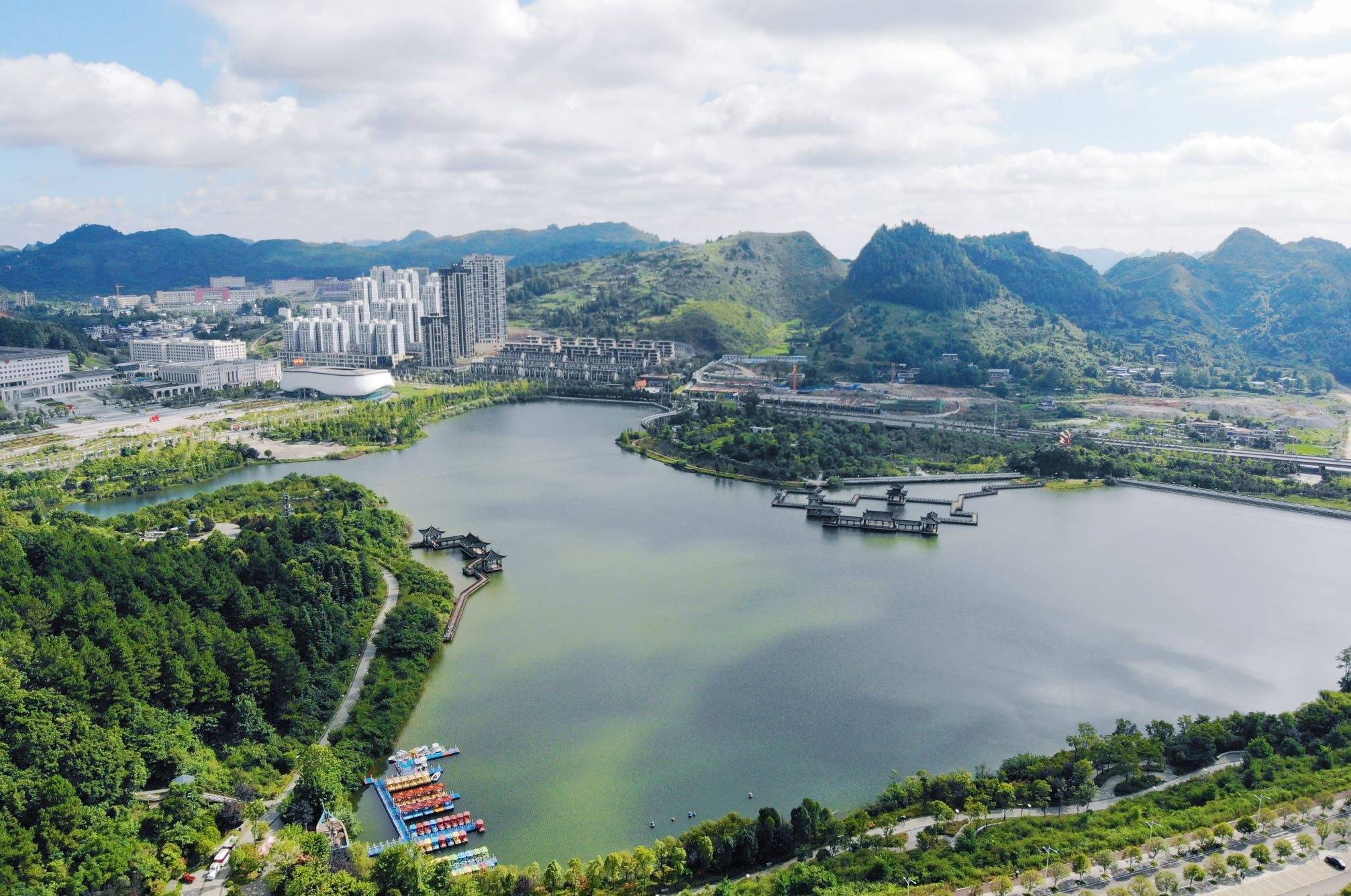 这座佛手大桥位于都匀杉木湖景区内.