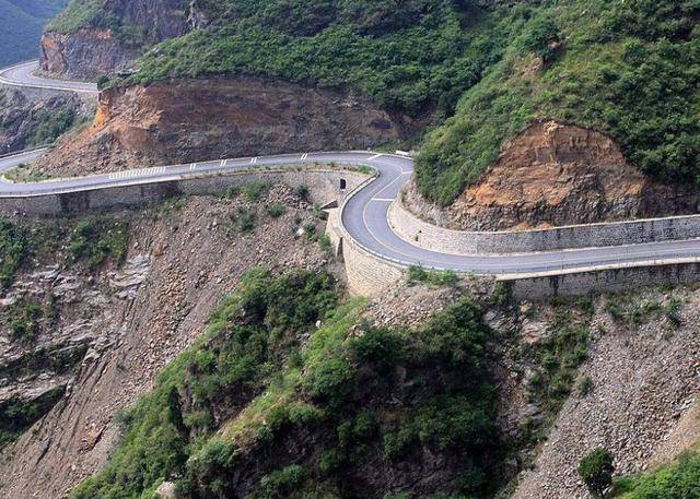 中国最“意外”的公路，为节约资金绕68道弯，今成网红打卡地