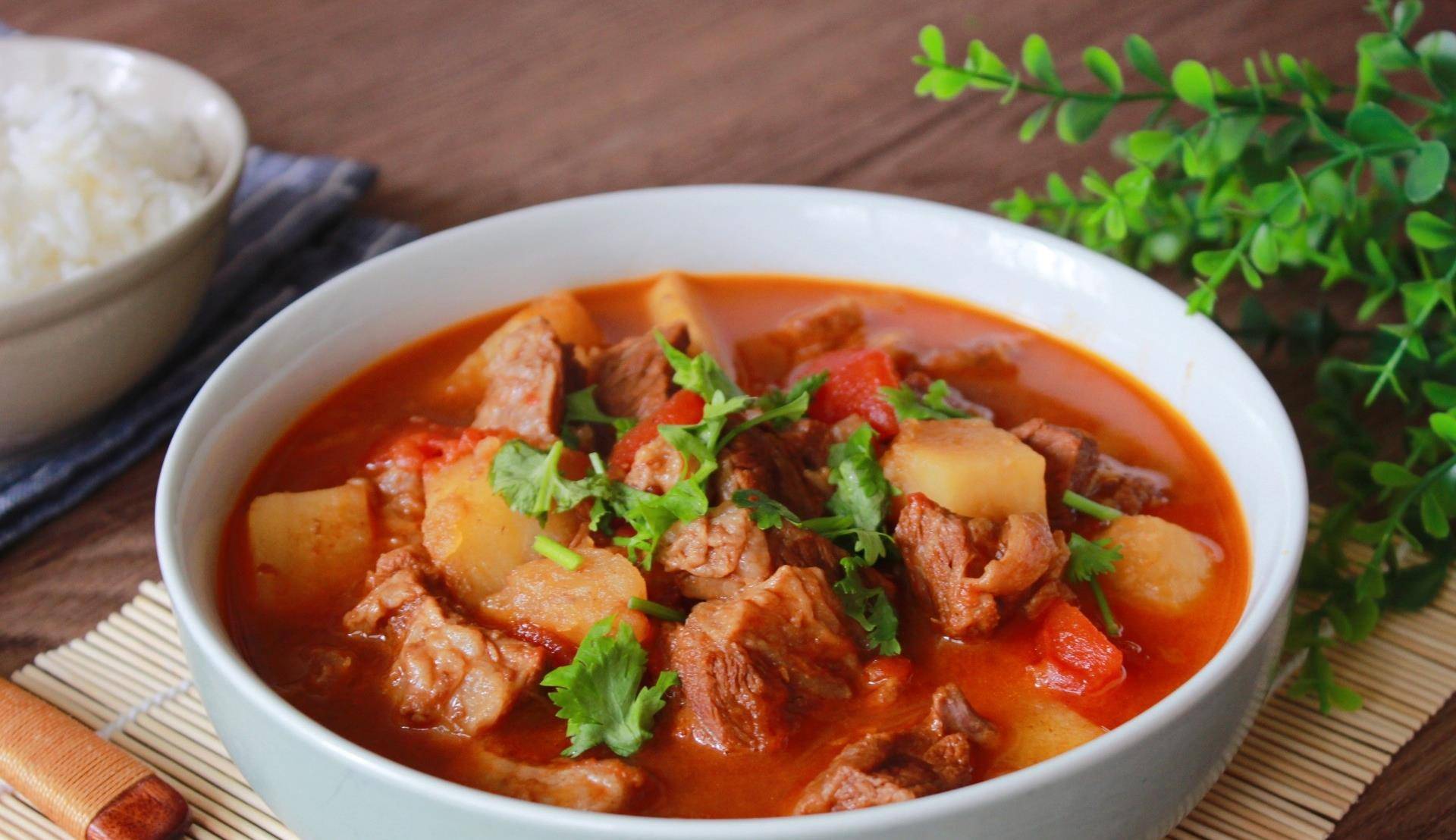 在入砂锅后,要加热水,同时还需要放少许番茄酱调味,番茄味儿会更浓郁.