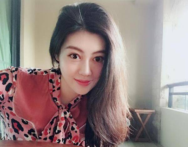 电影暖春里的"小花"还记得吗?现在长发披肩,变身女神!