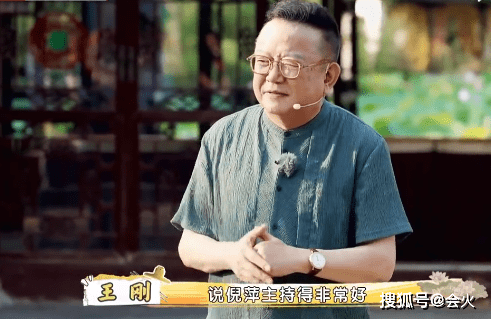 倪萍王刚再次携手主持,两人相拥难掩激动