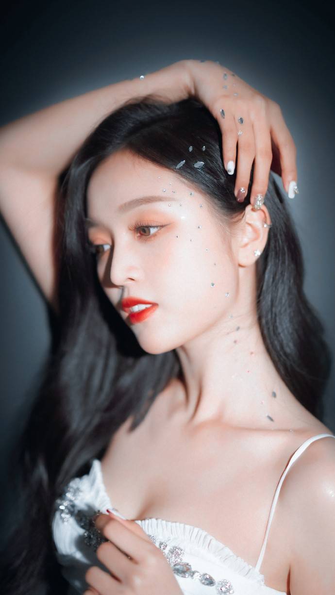 原创吴宣仪穿白色吊带连衣裙写真美照曝光