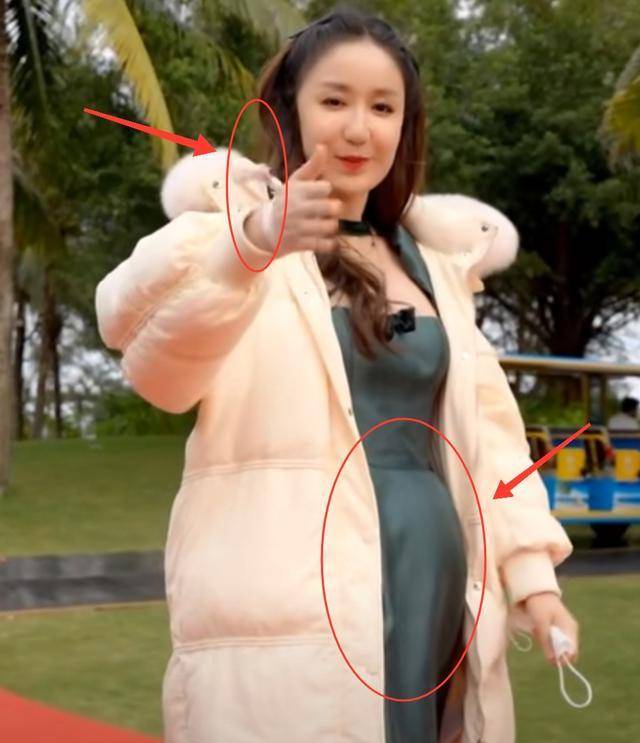 娄艺潇穿羽绒服来三亚,小腹微凸似怀孕,手上还戴着医院手环?