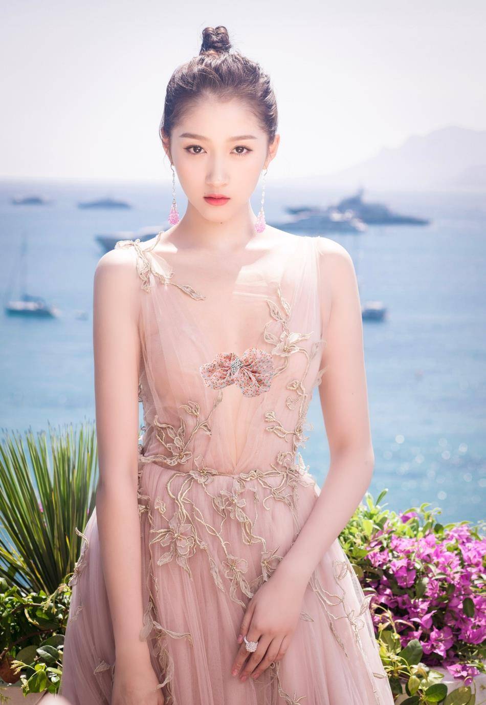 原创关晓彤这么敢穿透明礼服直接时尚穿秀出凹凸身材让人脸红