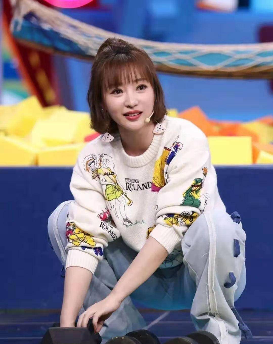 原创不露肤的柳岩更迷人穿卡通毛衣配牛仔裤好有少女感气质绝了