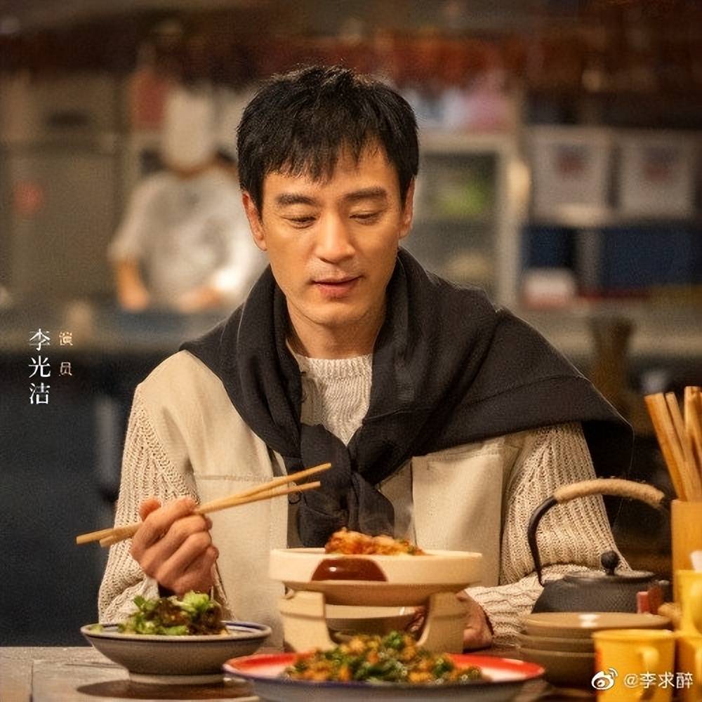 这部综艺由《风味人间》团队出品,李光洁则担任美食探索者,五个月时间