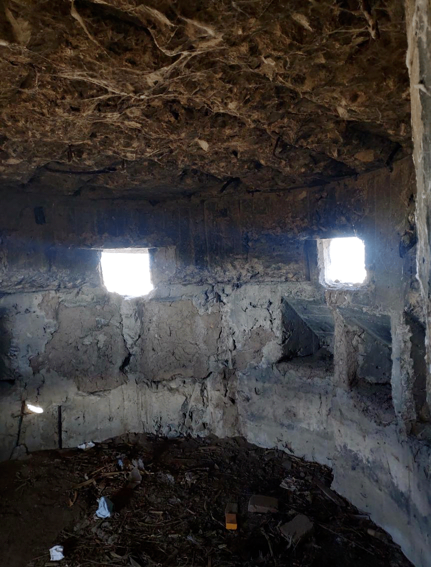 碉堡内部,高约1.9米,内部长约3米,宽约2.4米.