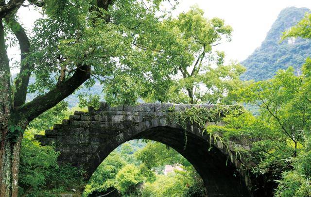 藏在贵州的桃花源，溪流纵横，峰峦叠嶂，还被誉为自驾游的天堂