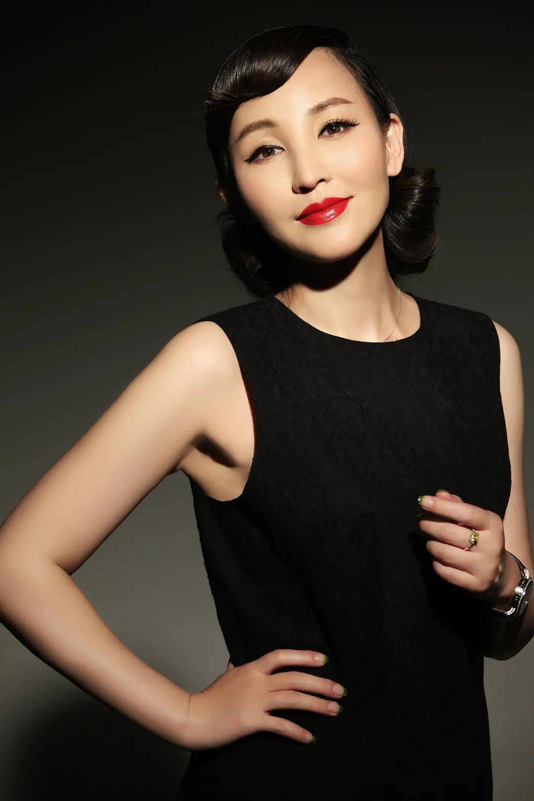 19岁就与男友私奔,住地下室裸婚连生三胎,今丈夫用7部剧捧她_丽娜