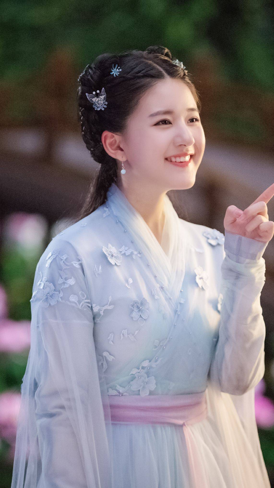 原创23岁赵露思成95后顶流碰瓷肖战赵丽颖迪丽热巴因情商低被群嘲