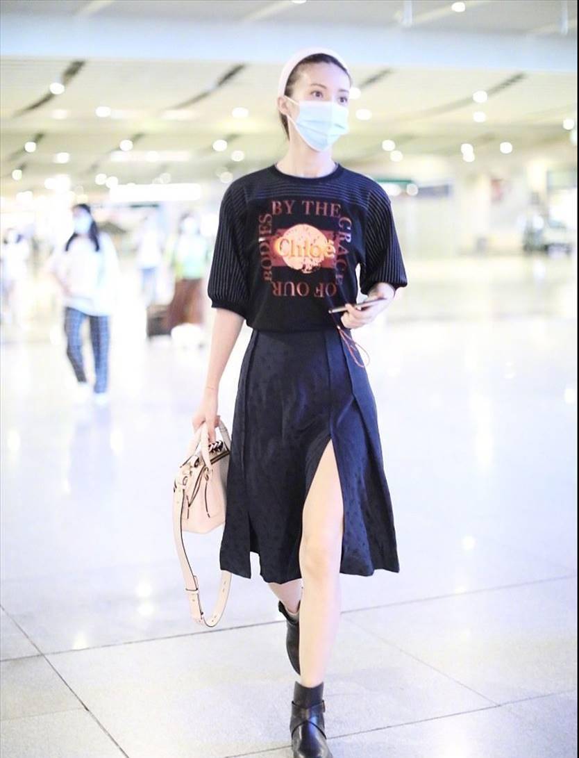 原创金晨素颜现身机场白色bm上衣配蓝色牛仔裤这细腰真的绝了