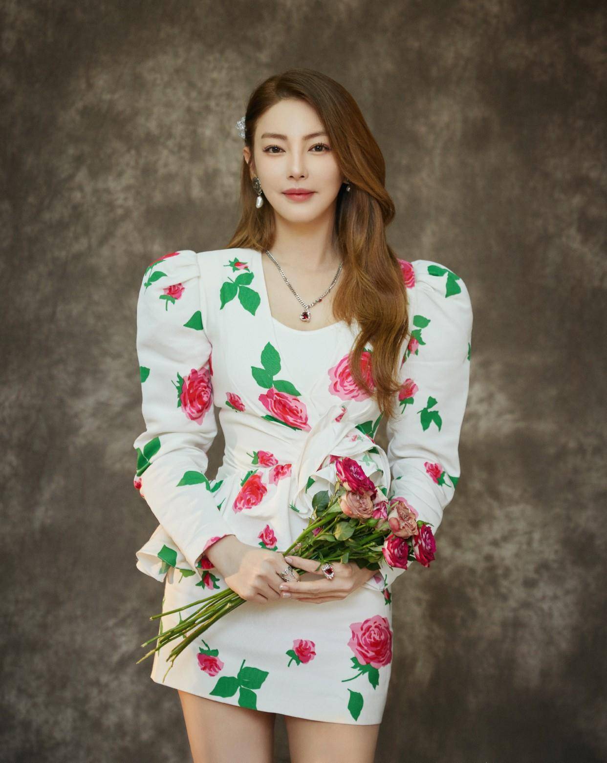 原创33岁张雨绮气质真高级一身花朵刺绣套装裙搭长卷发精致又俏皮